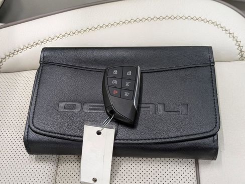 Used 2021 GMC Yukon Denali w/ Denali Premium Package image 21