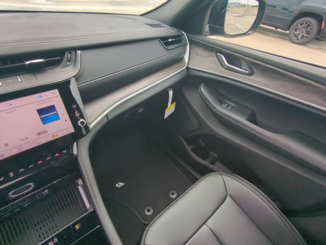 New 2027 Jeep Grand Cherokee Limited RWD image 19
