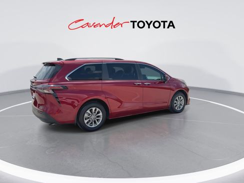 Used 2023 Toyota Sienna XLE FWD image 8
