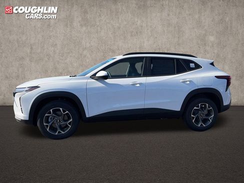 New 2026 Chevrolet Trax LT w/ Driver Confidence Package FWD image 2