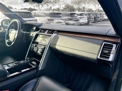 Used 2018 Land Rover Discovery HSE image 33