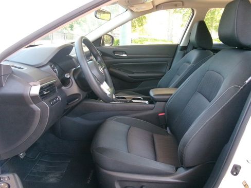 Used 2024 Nissan Altima 2.5 SV FWD image 10