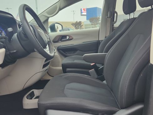 Used 2023 Chrysler Voyager LX image 20