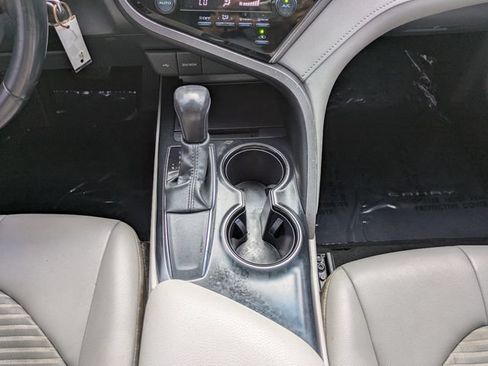 Used 2020 Toyota Camry SE FWD image 18