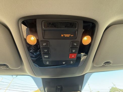 Used 2025 Kia Carnival FWD image 11