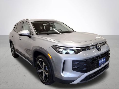 New 2025 Volkswagen Tiguan SE image 4