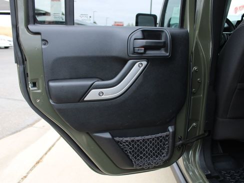 Used 2015 Jeep Wrangler Unlimited Rubicon w/ Connectivity Group image 40