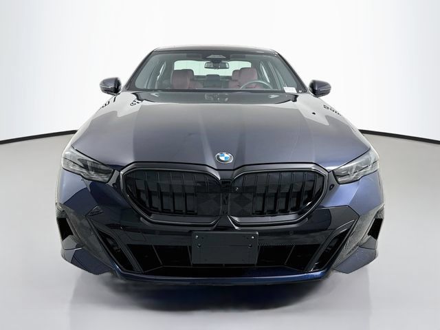 Used 2026 BMW 540i xDrive w/ M Sport Package AWD/4WD image 2