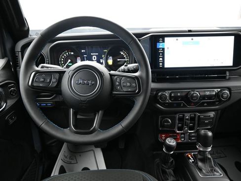 Used 2025 Jeep Wrangler Unlimited Rubicon 4xe w/ Convenience Group AWD/4WD image 14