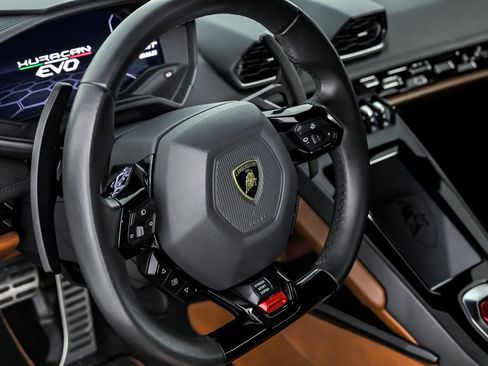 Used 2020 Lamborghini Huracan EVO image 25