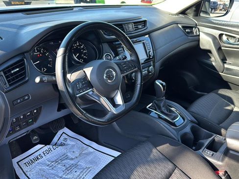 Used 2020 Nissan Rogue SV image 16