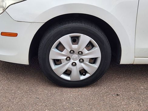 Used 2010 Hyundai Elantra GLS FWD image 10