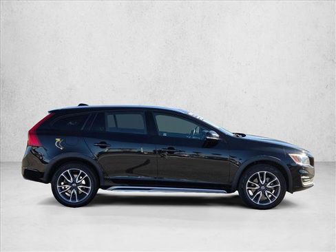 Used 2018 Volvo V60 T5 Cross Country Platinum image 4
