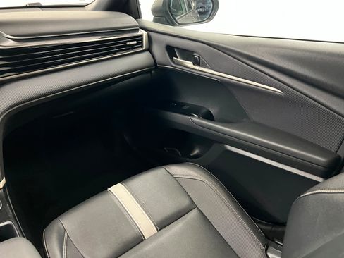 Used 2025 Toyota Camry SE image 11