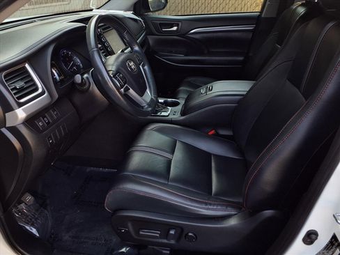 Certified 2019 Toyota Highlander SE w/ Nightshade Edition image 17