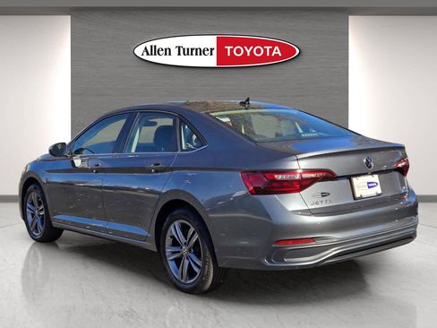 Used 2022 Volkswagen Jetta SE image 8