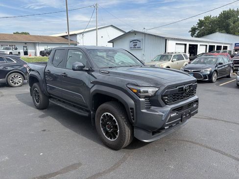 Used 2025 Toyota Tacoma TRD Off-Road AWD/4WD image 2
