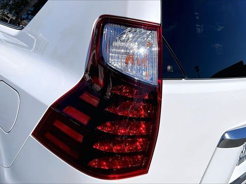Used 2021 Lexus GX 460 Premium w/ Accessory Package AWD/4WD image 27