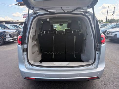 Used 2023 Chrysler Pacifica Limited FWD image 7