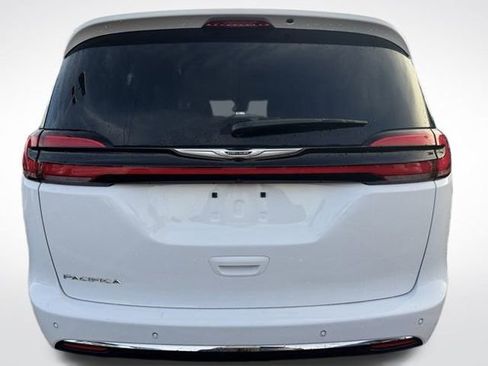 Certified 2024 Chrysler Pacifica Touring-L image 6