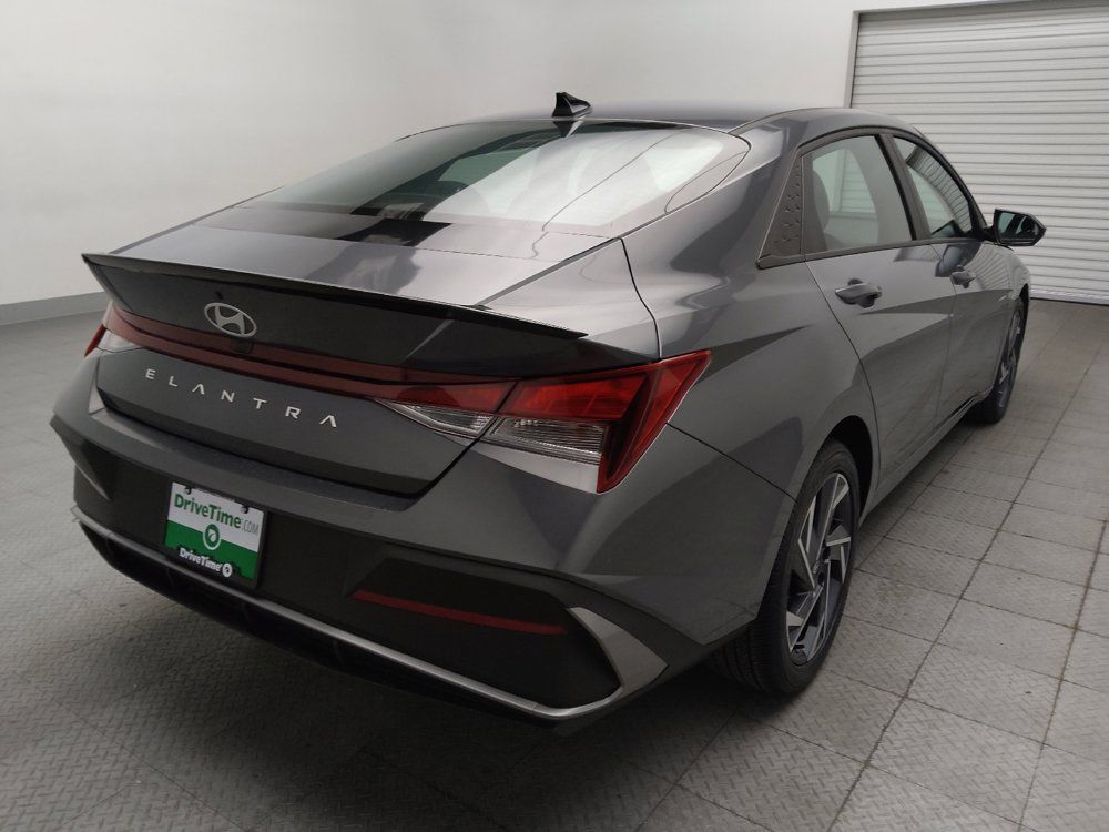 Used 2025 Hyundai Elantra Sport FWD image 9