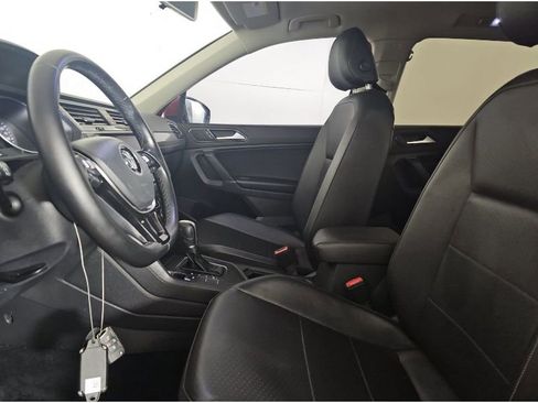 Used 2018 Volkswagen Tiguan SE w/ Panoramic Sunroof Package image 10