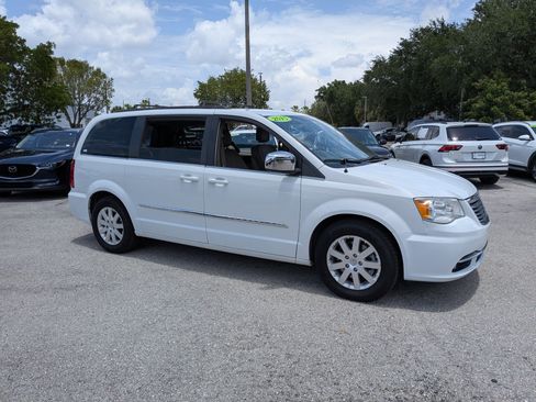 Used 2015 Chrysler Town & Country Touring FWD image 2