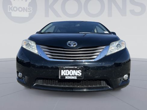 Used 2017 Toyota Sienna XLE w/ XLE Navigation Package FWD image 11