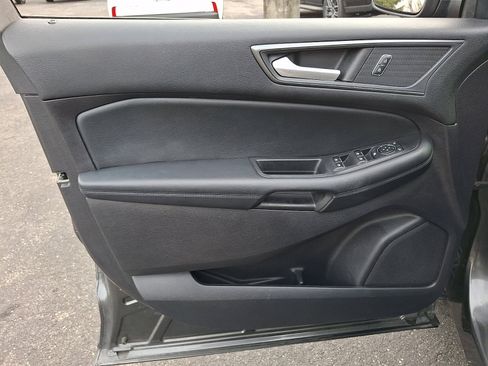 Used 2020 Ford Edge SE image 13