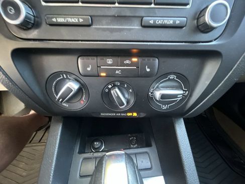 Used 2012 Volkswagen Jetta SE FWD image 18