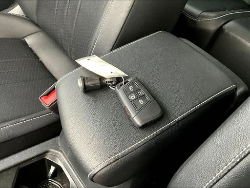 Used 2023 Volkswagen Tiguan SE w/ Panoramic Sunroof Package image 13