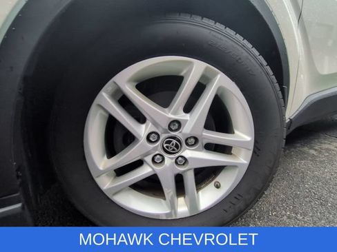 Used 2021 Toyota C-HR LE FWD image 33