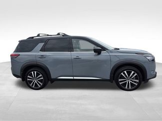 Used 2025 Nissan Pathfinder Platinum FWD video 2