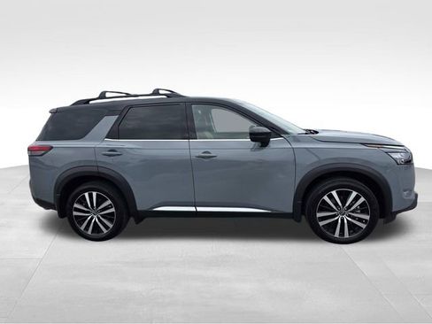 Used 2025 Nissan Pathfinder Platinum FWD image 2