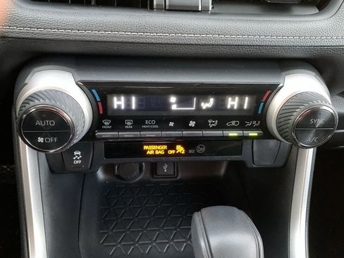 Used 2020 Toyota RAV4 LE image 23