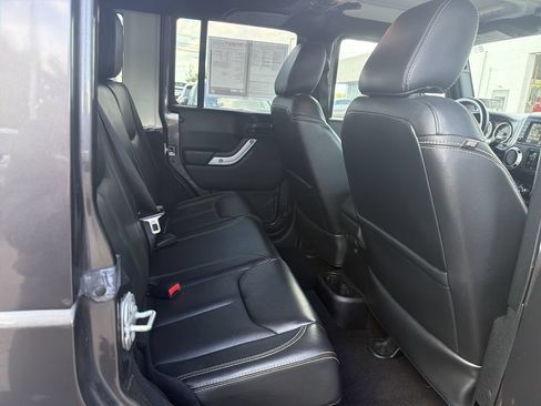 Used 2016 Jeep Wrangler Unlimited Sahara w/ Connectivity Group AWD/4WD image 17