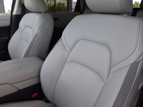 Used 2025 Nissan Pathfinder SL FWD image 25
