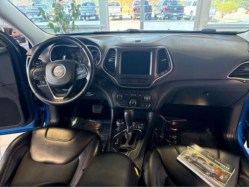 Used 2020 Jeep Cherokee Trailhawk AWD/4WD image 17