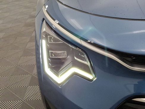 Used 2023 Kia Niro SX Touring image 28