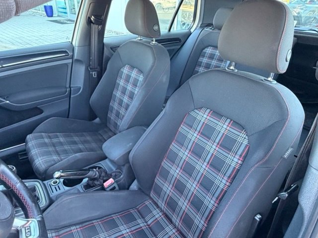 Used 2017 Volkswagen Golf 4-Door FWD image 6