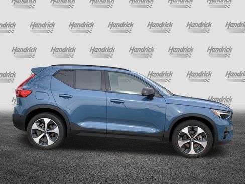 Used 2025 Volvo XC40 B5 Plus image 11