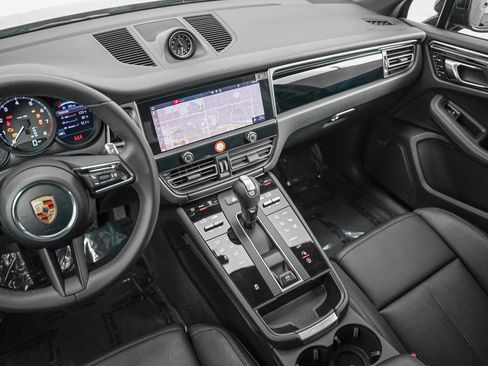 Certified 2026 Porsche Macan AWD/4WD image 17