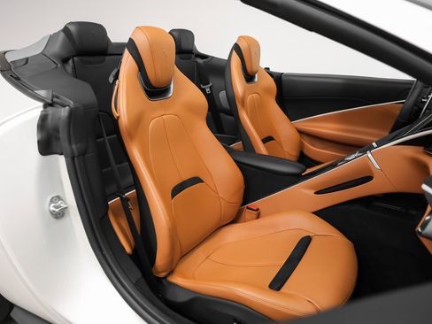 Certified 2024 Ferrari Roma Spider image 3