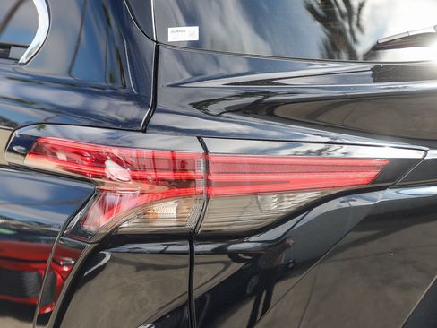 Certified 2023 Toyota Sienna Limited AWD/4WD image 9