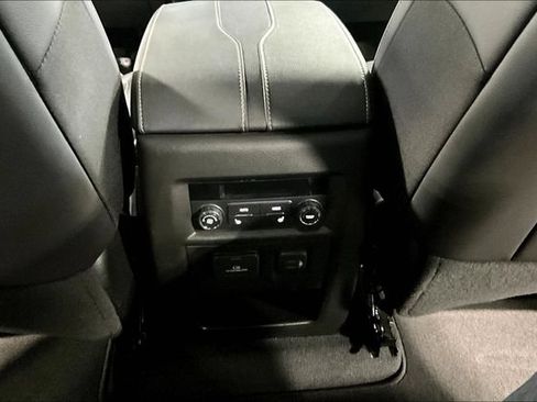 Used 2023 Chevrolet Traverse Premier FWD image 10