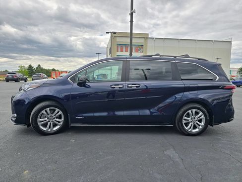 Used 2021 Toyota Sienna XSE w/ XSE Plus Package AWD/4WD image 5