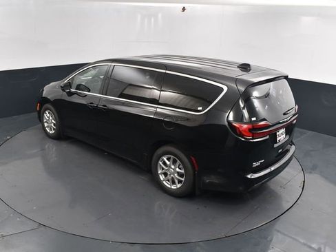 New 2025 Chrysler Pacifica Select image 39