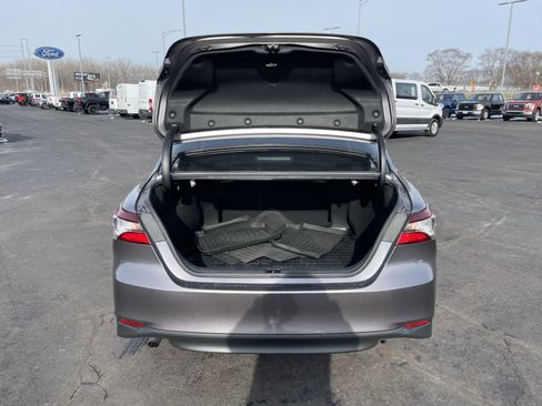 Used 2022 Toyota Camry LE image 5