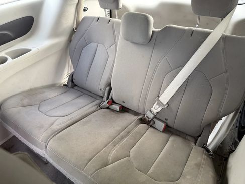 Used 2018 Chrysler Pacifica LX FWD image 10