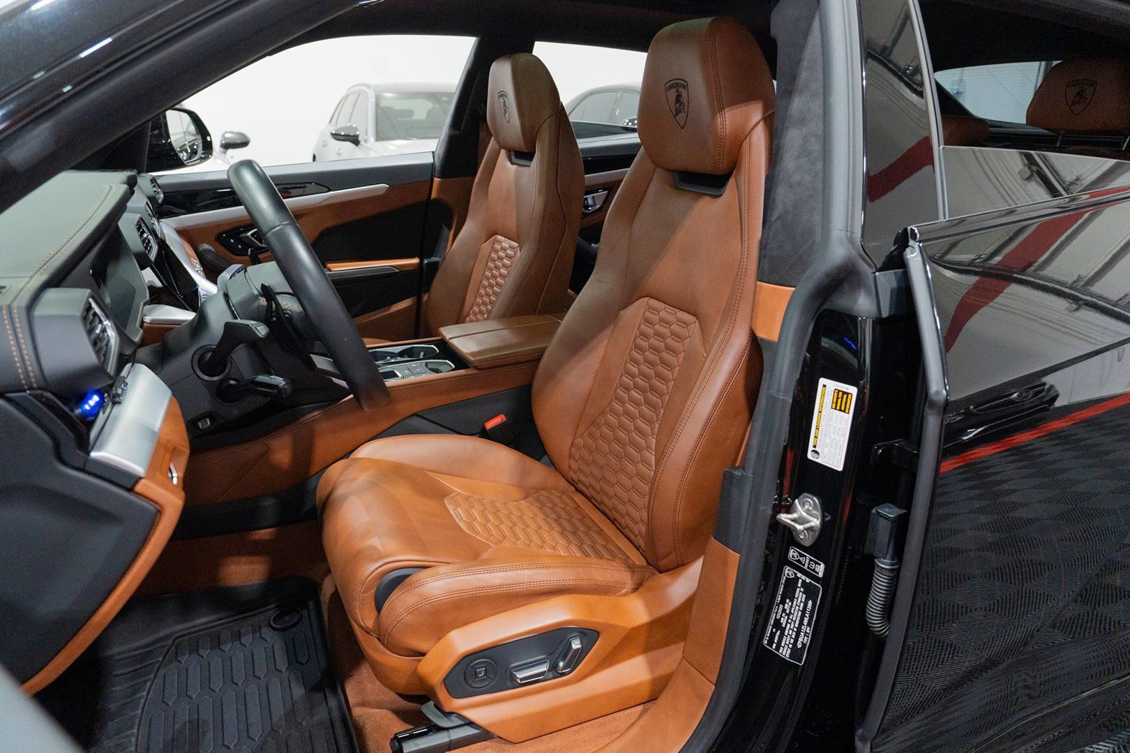 Used 2021 Lamborghini Urus AWD/4WD image 37